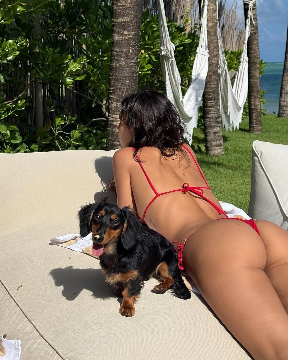 Discreta, Bruna Marquezine aparece de biquíni em viagem, e João Guilherme  reage