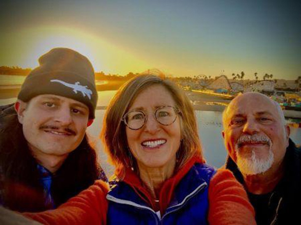 Mãe de Oliver Tree, morto em colisão de helicópteros, emociona com ...