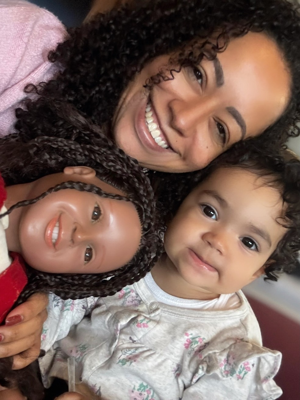 Aretha Oliveira com a filha, Aniki, e a boneca da chiquitita Pata — Foto: Reprodução/Instagram