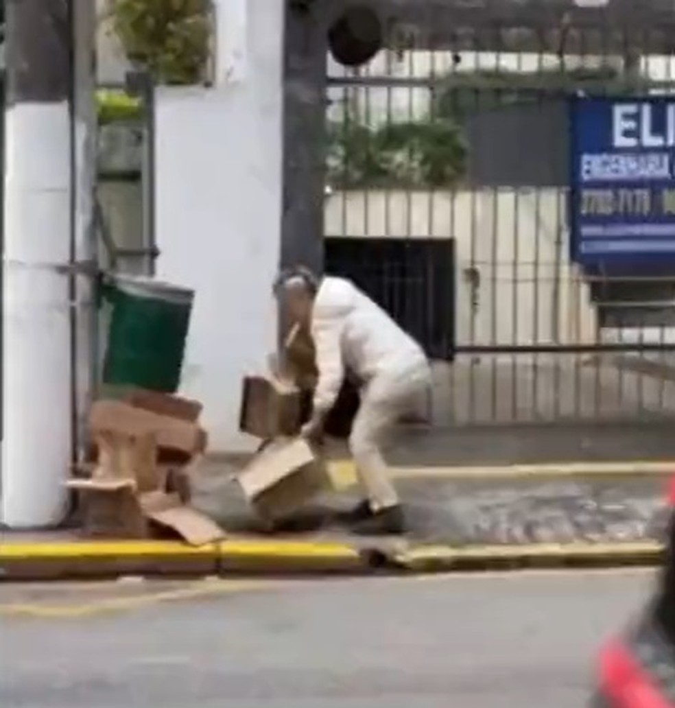 Regina Duarte pegando caixas de papelão na rua — Foto: Reprodução/SBT