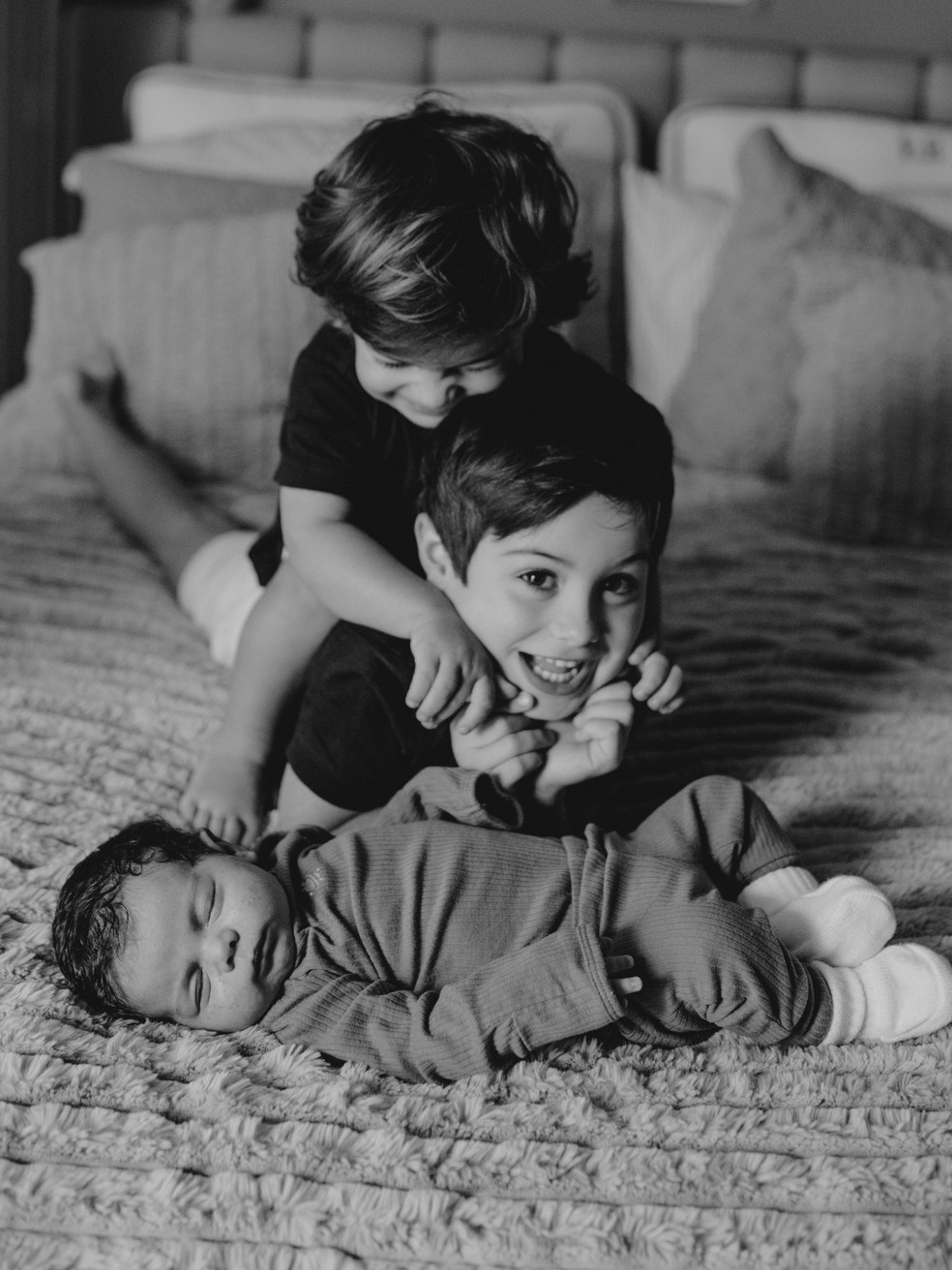 Vicenzo, Antomio Enrico e Filippo, os três filhos de Sthefany Brito e Igor Raschkovsky — Foto: Daniela Leite