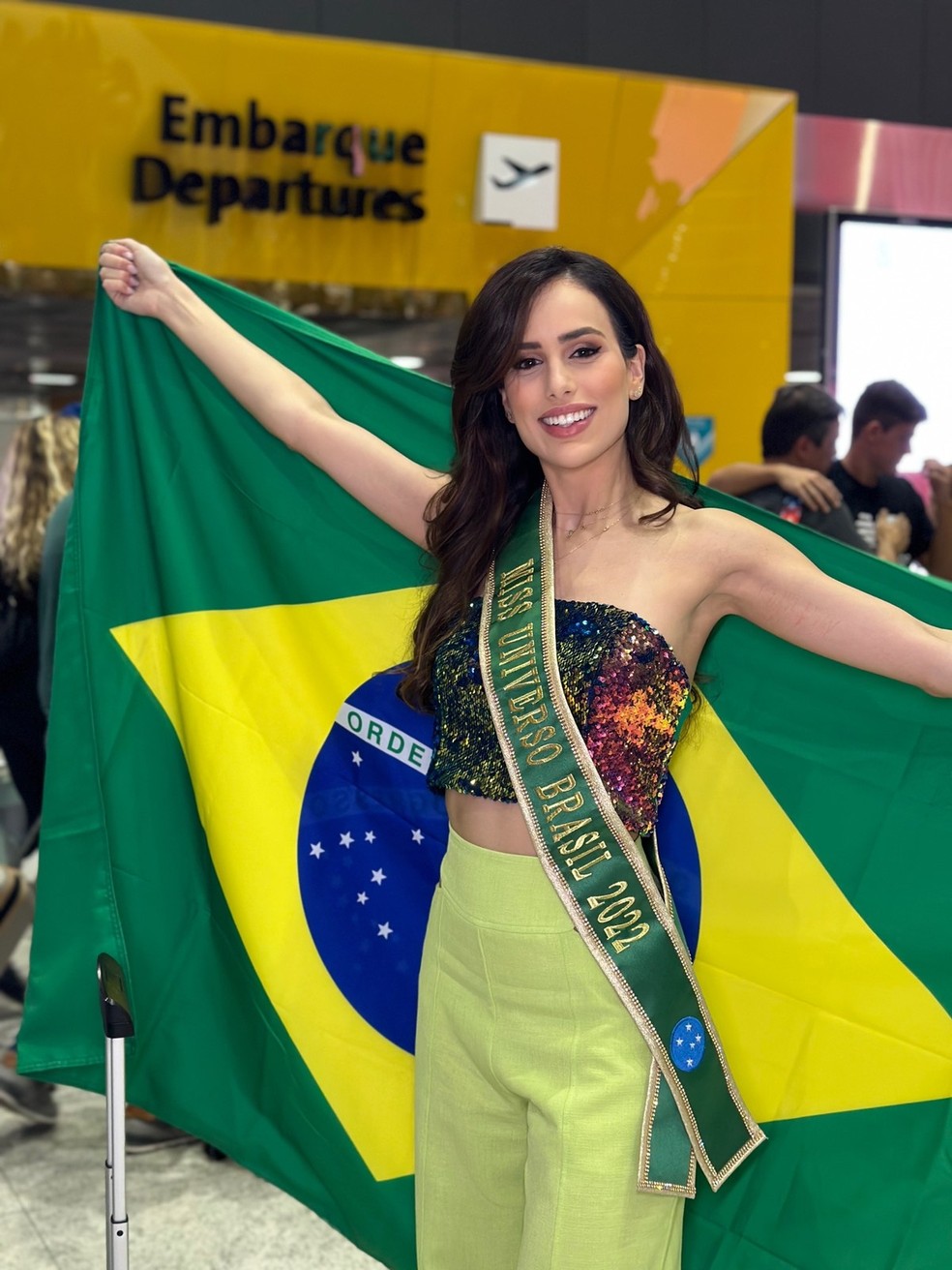 Miss Brasil Mia Mamede embarca para os Estados Unidos rumo ao Miss Universo