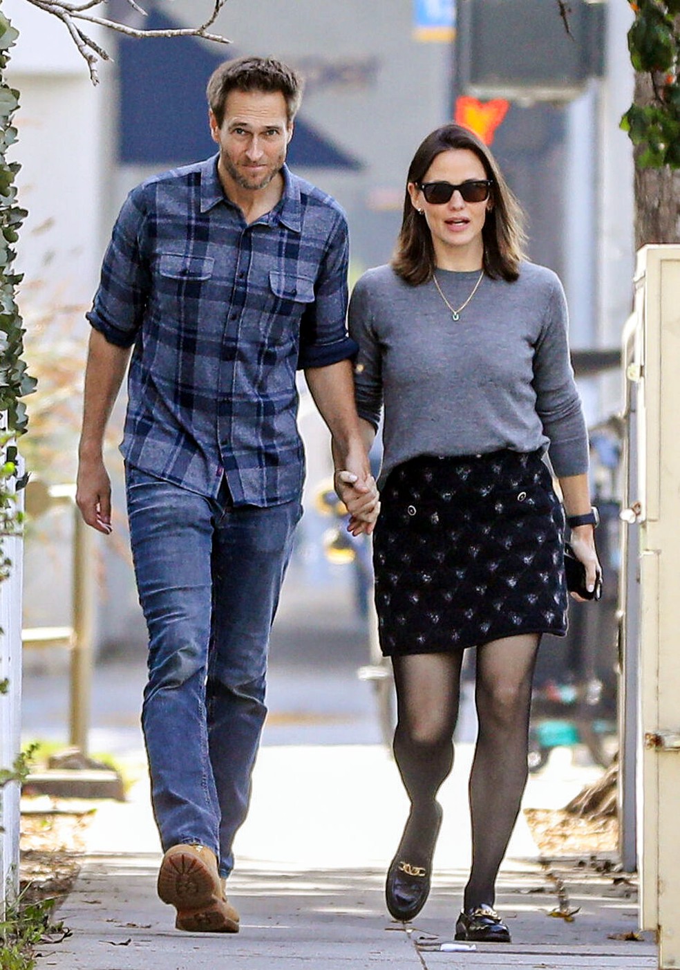 Jennifer Garner faz rara aparição de mãos dadas com o namorado