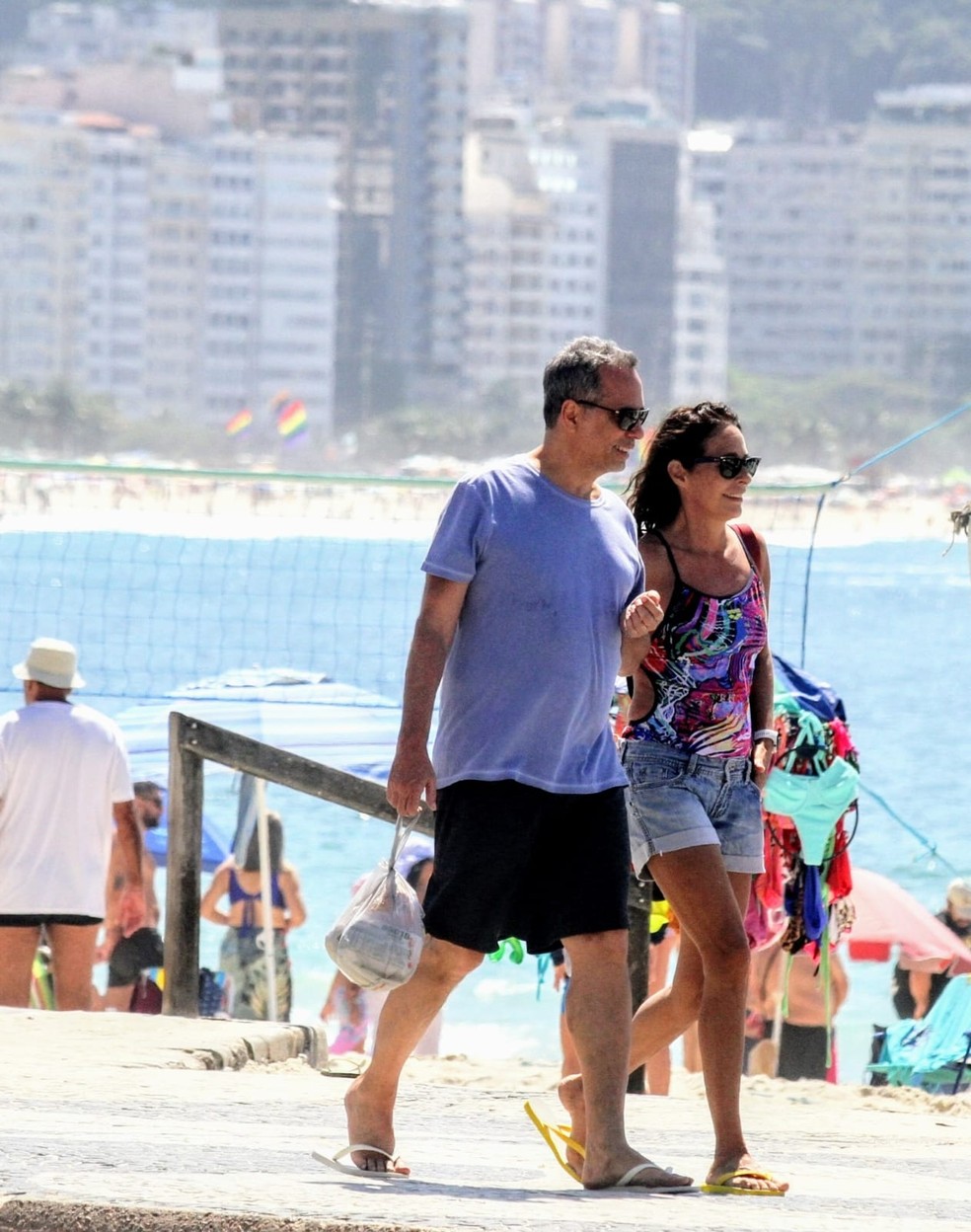 Fora da Globo, Andréa Beltrão joga futebol em praia no Rio de Janeiro