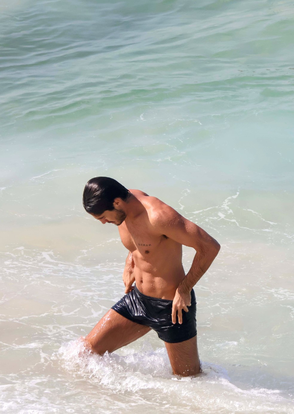Tiago Iorc toma banho de mar em praia carioca — Foto: Daniel Delmiro/AgNews
