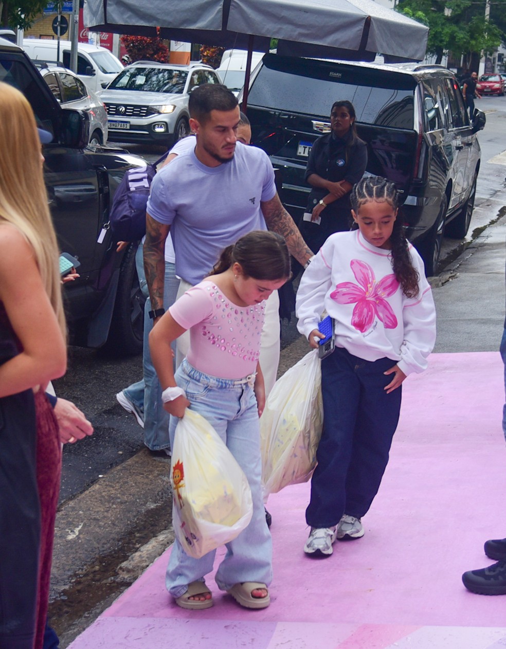 Philippe Coutinho com filhas — Foto: Edu Araujo/Agnews