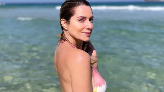 Leticia Spiller renova bronzeado de biquíni em cenário paradisíaco