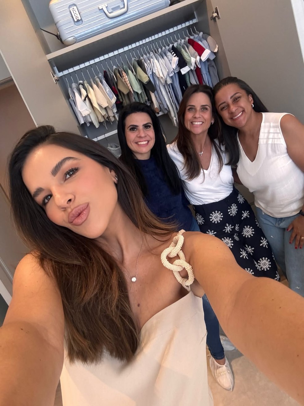 Grávida, Mariana Rios se impressiona com tamanho da barriga na reta ...