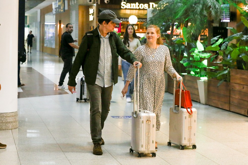 Samuel Rosa faz rara aparição com esposa em aeroporto no Rio de Janeiro ...