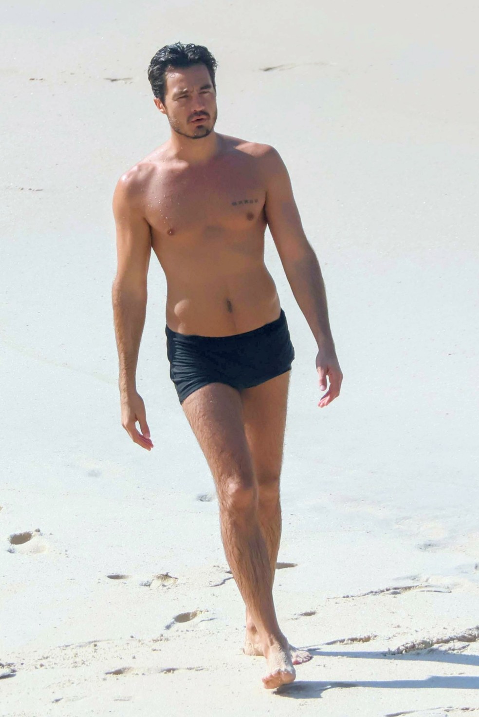 Tiago Iorc em praia do Rio de Janeiro — Foto: Daniel Delmiro/AgNews