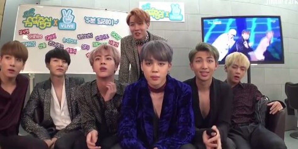 BTS anuncia sua terceira volta ao Brasil durante uma live em 2016 — Foto: Reprodução/X