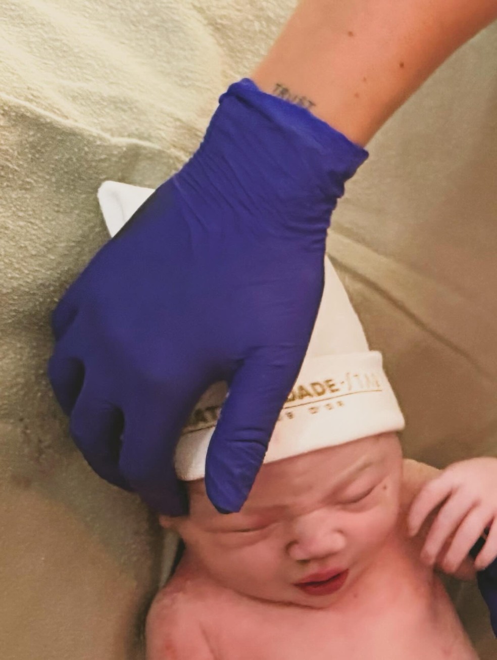 Nasce Zuza, filha de Rafa Kalimann e Nattan — Foto: @hannarocha