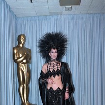 Cher no Oscar de 1986, usando Bob Mackie — Foto: Getty
