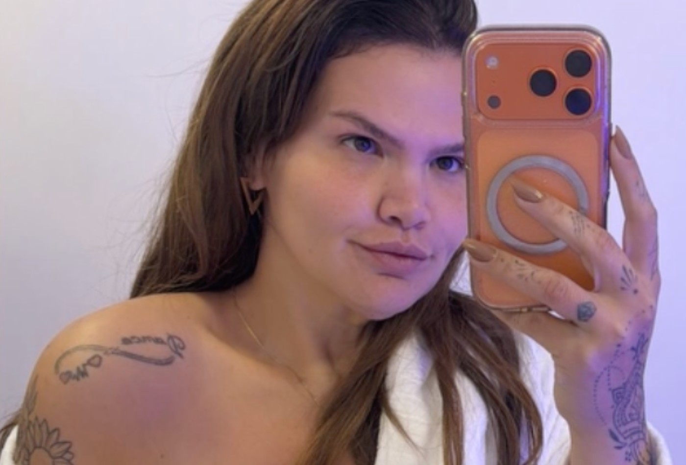 Solteira, Thais Carla deixa roupão dar escorregadinha em nova selfie no espelho