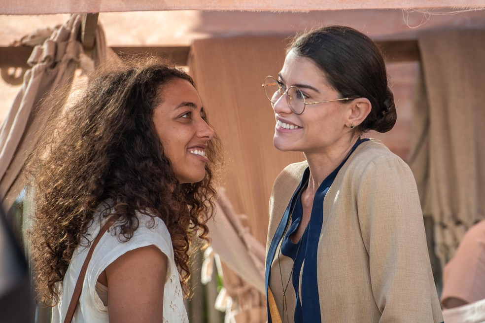 Otília (Alice Carvalho) e Jânia (Alinne Moraes) em 'Guerreiros do Sol' — Foto: Estevam Avellar/Globo