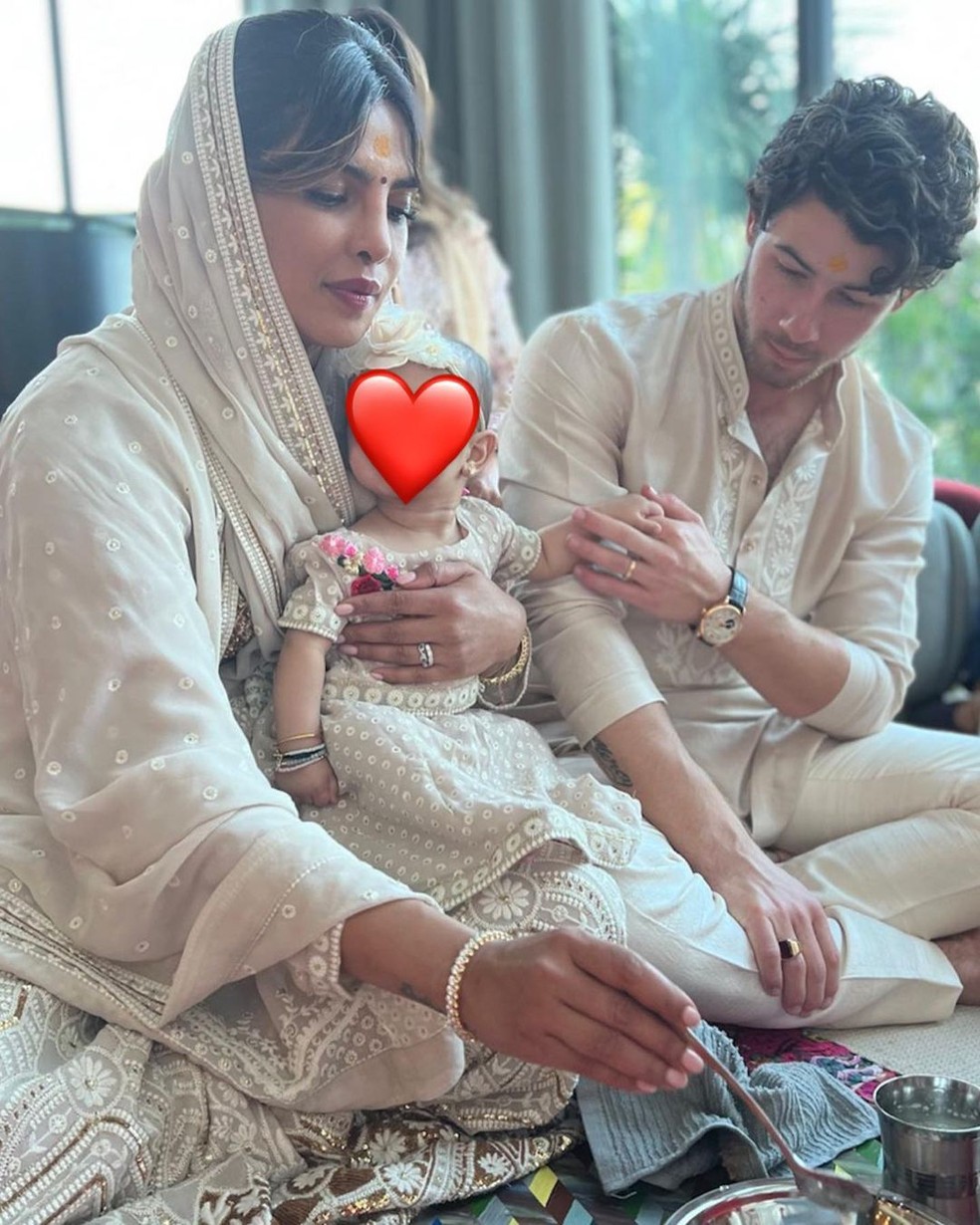 Priyanka Chopra e Nick Jonas com filha — Foto: Reprodução do Instagram