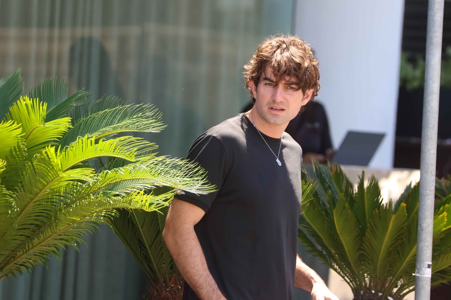 Conor Kennedy é fotografado ao sair de hotel