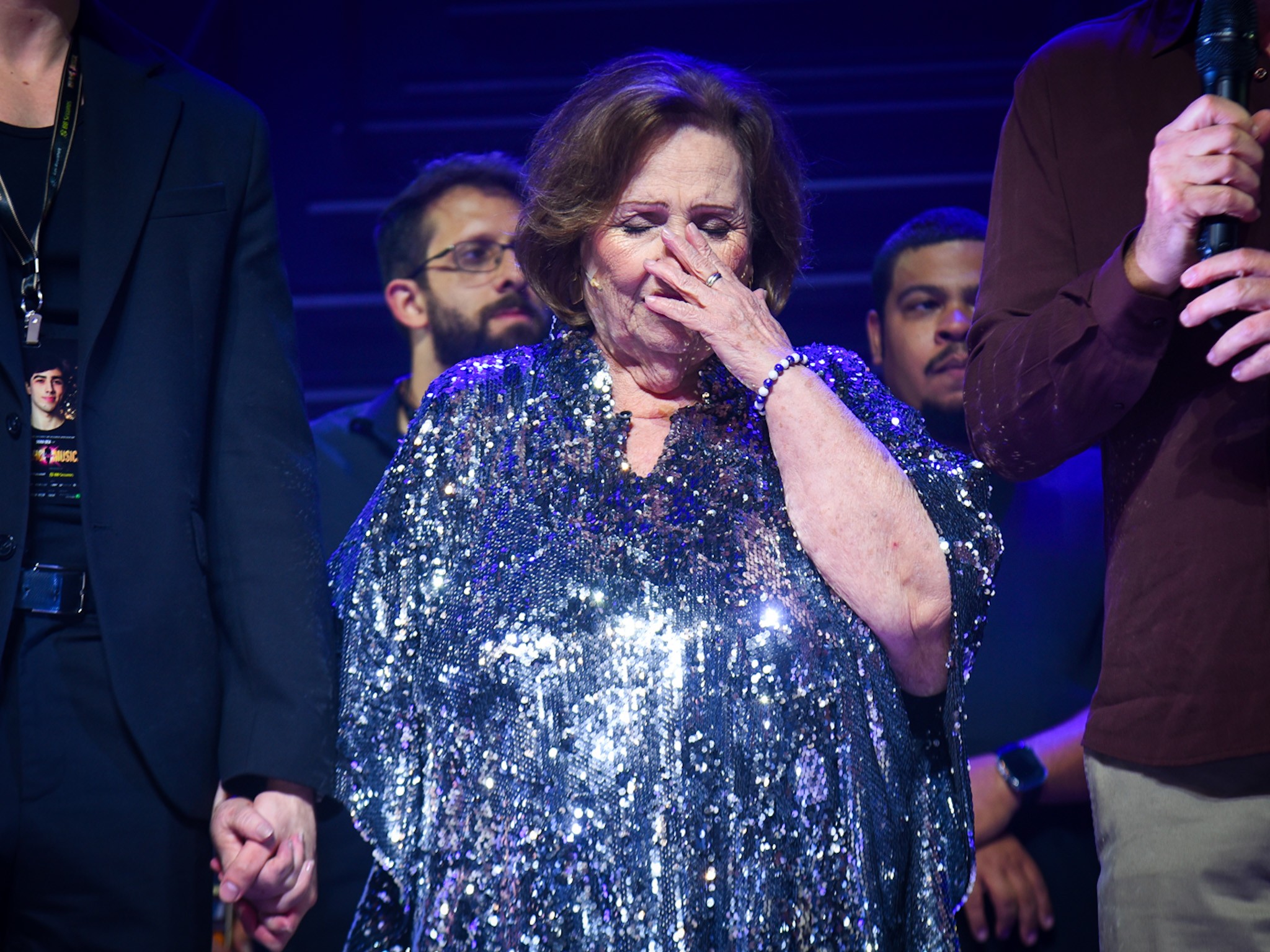 Déa Lúcia se emociona em estreia de musical sobre o filho, Paulo Gustavo, em SP - QTU Questões do Universo