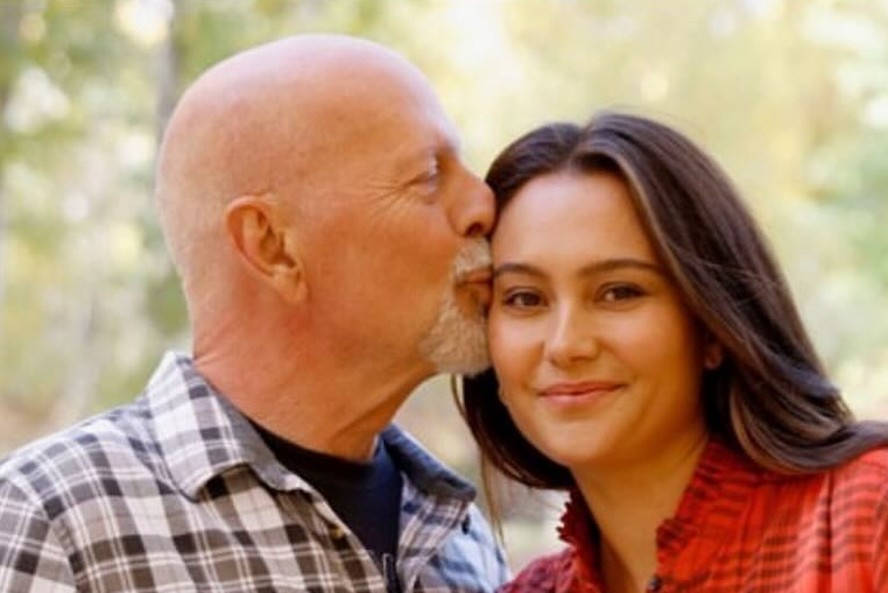 Emma Heming e Bruce Willis si baciano