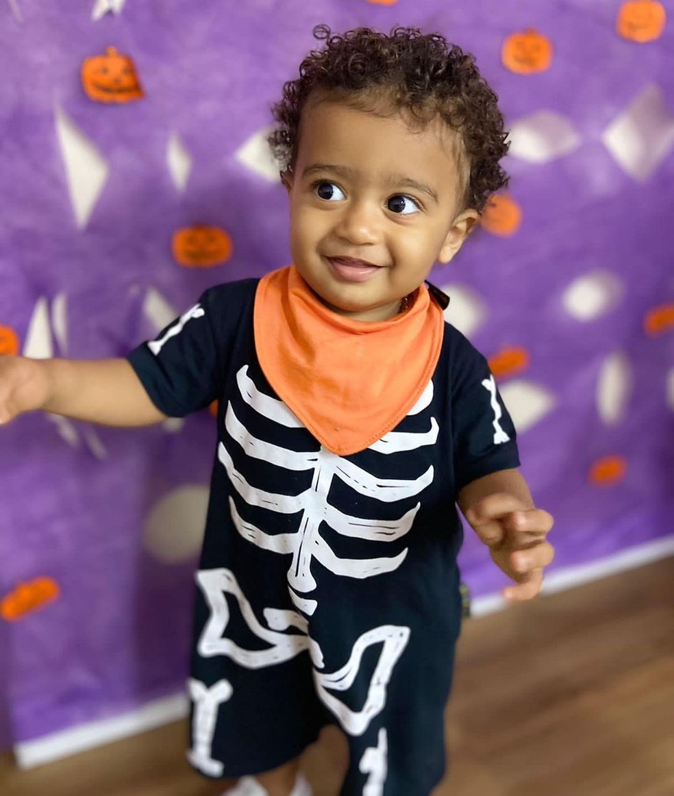Filho de Viviane Araujo dá show de fofura em seu primeiro Halloween