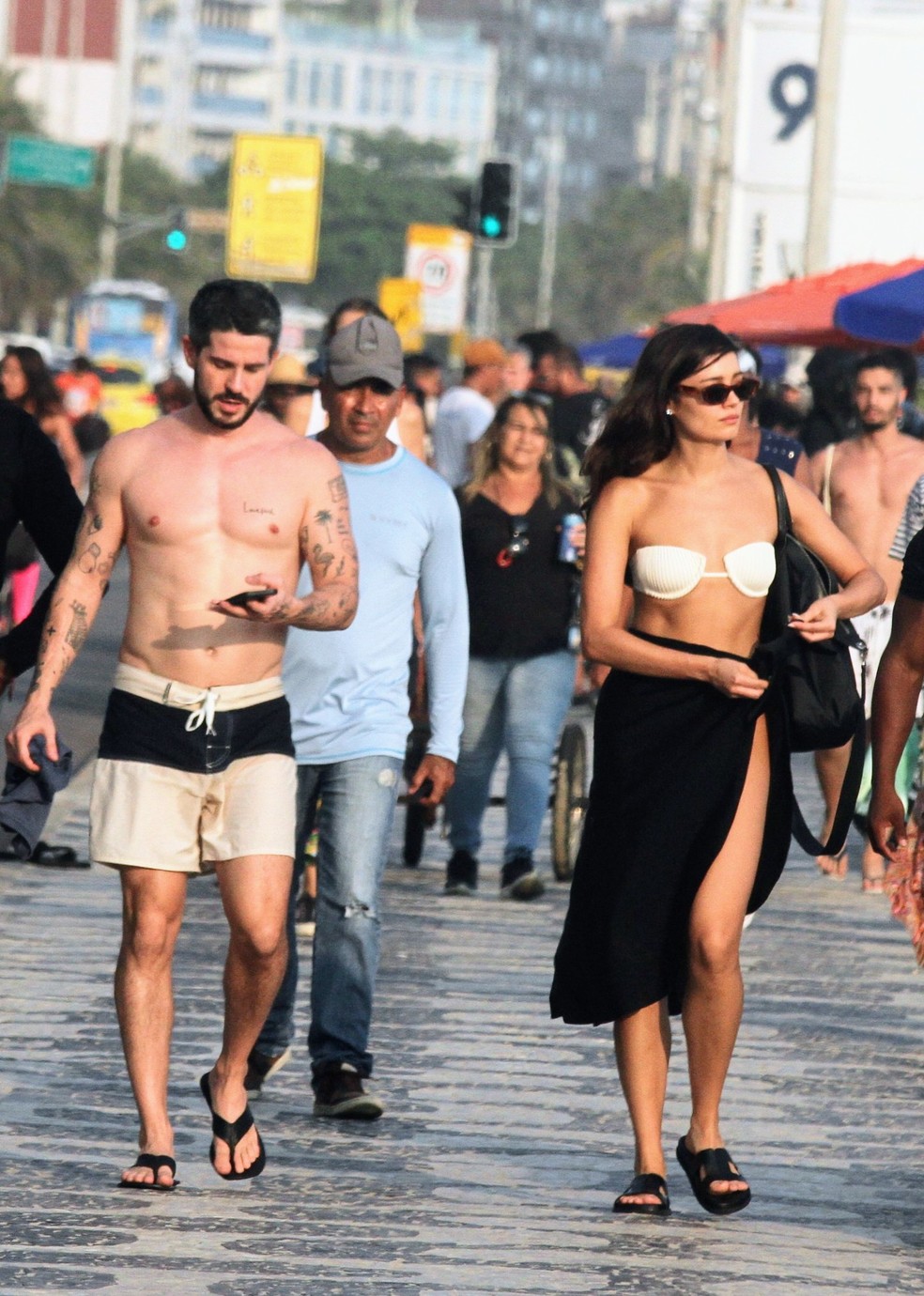 Pedro Neschling e Sophie Charlotte no calçadão da Praia de Ipanema — Foto: Daniel Delmiro/AgNews