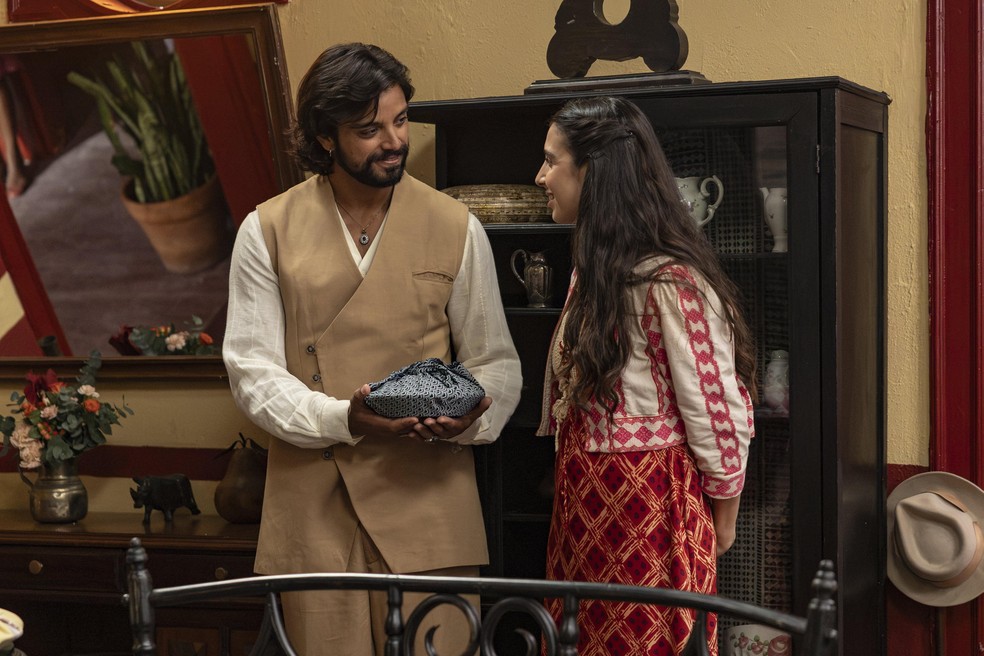 Salma (Rayssa Bratillieri) e Omar (Rodrigo Simas) — Foto: Divulgação/TV Globo