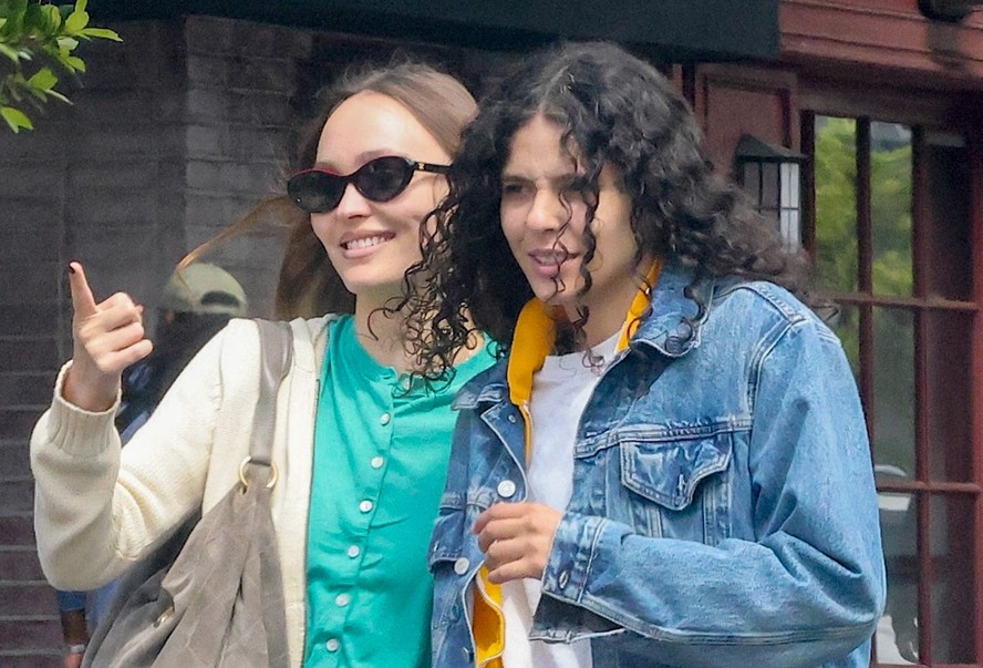 Lily-Rose Depp, filha de Johnny Depp, combina look com a namorada ...