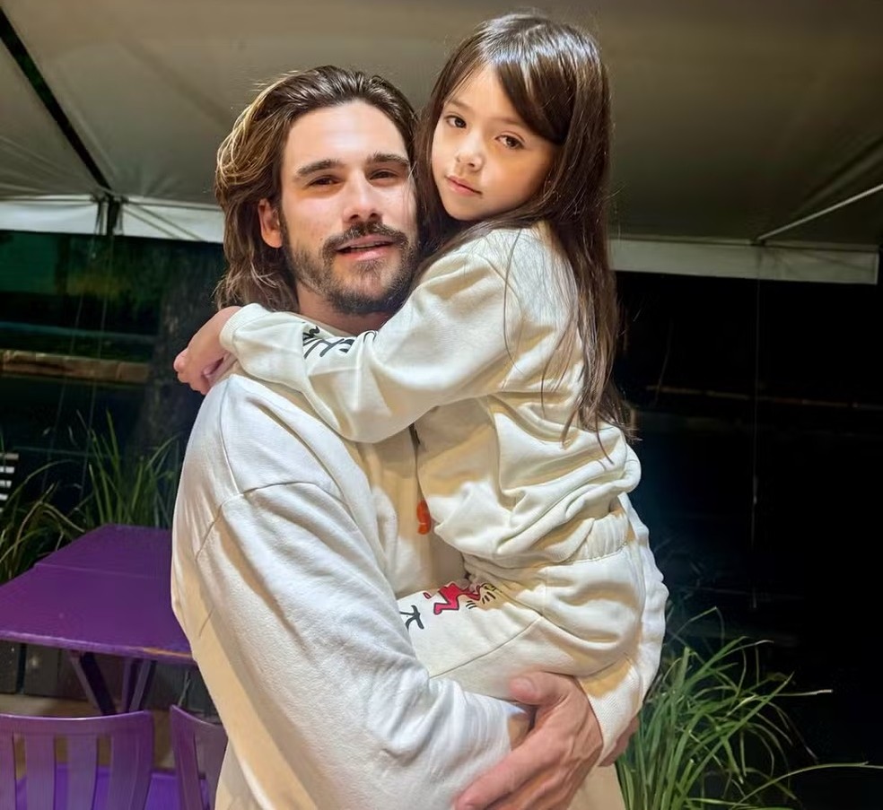 Nicolas Prattes e a enteada, Zoe — Foto: Reprodução/Instagram
