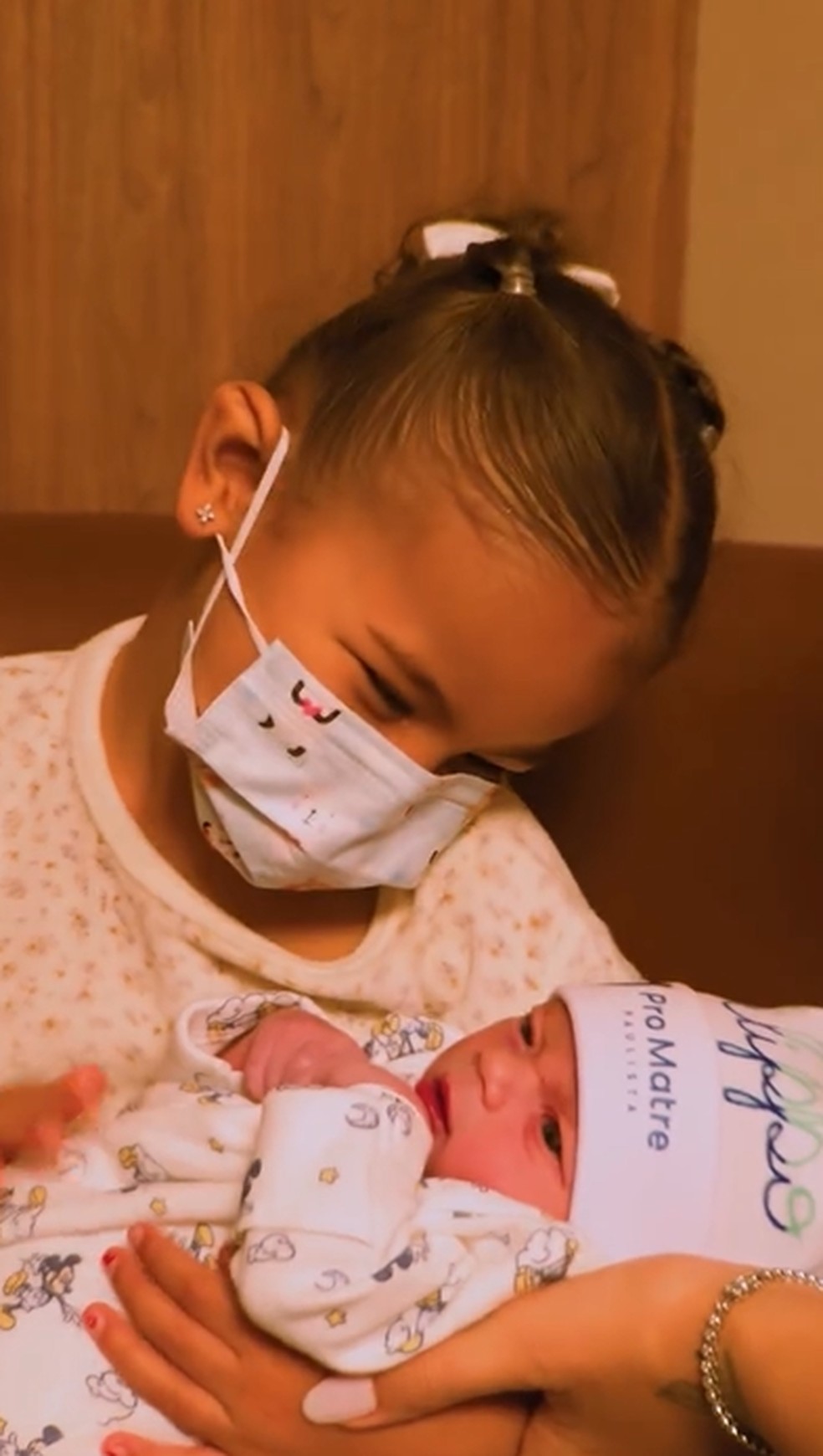 Mavie foi com a mãe, Bruna Biancardi, conhecer o primo — Foto: Reprodução/Instagram