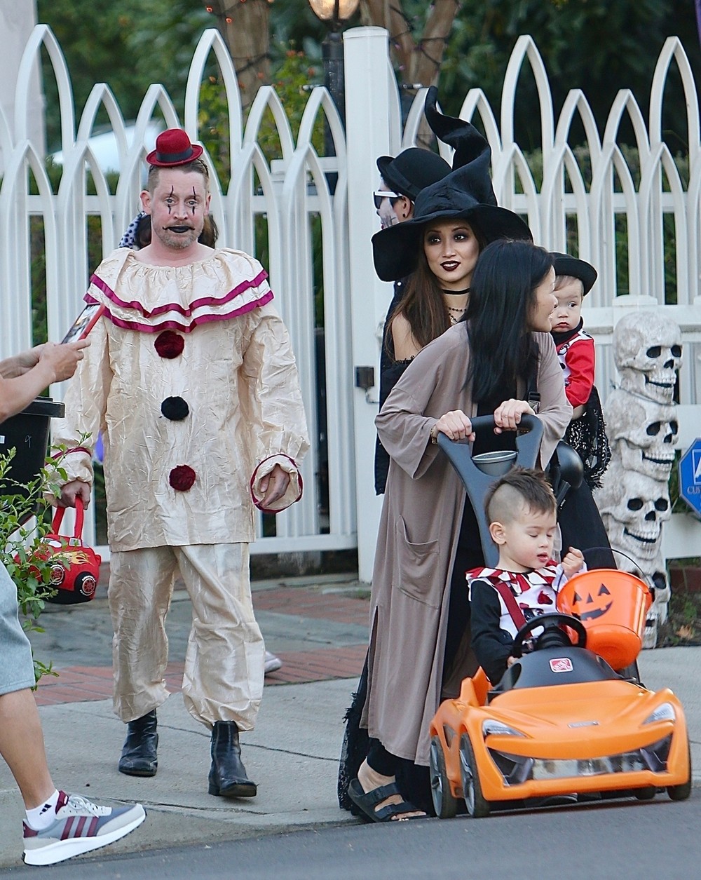 Macaulay Culkin e mulher curtem Halloween com os filhos de 2 anos e de