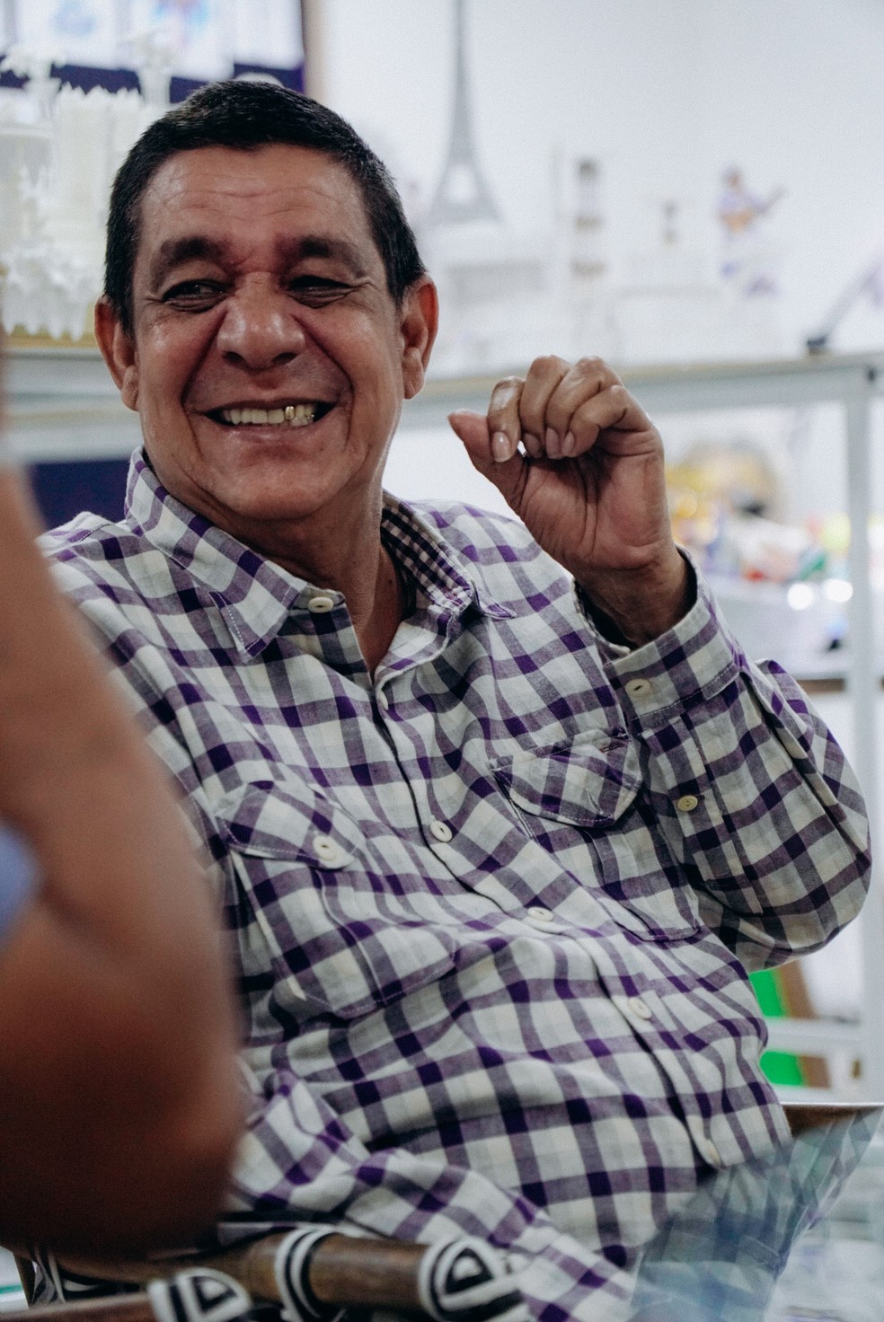 Zeca Pagodinho, Marisa Monte e Mauro Diniz visitam barracão da Portela — Foto: Divulgação Portela
