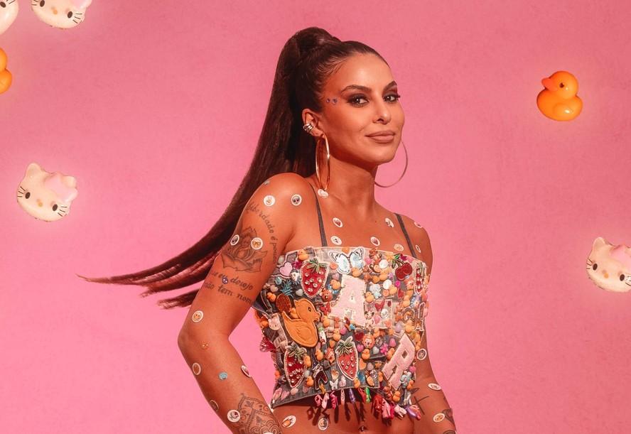 Alinne Rosa usa look jeans com 5 mil bichinhos aplicados em pré-Carnaval