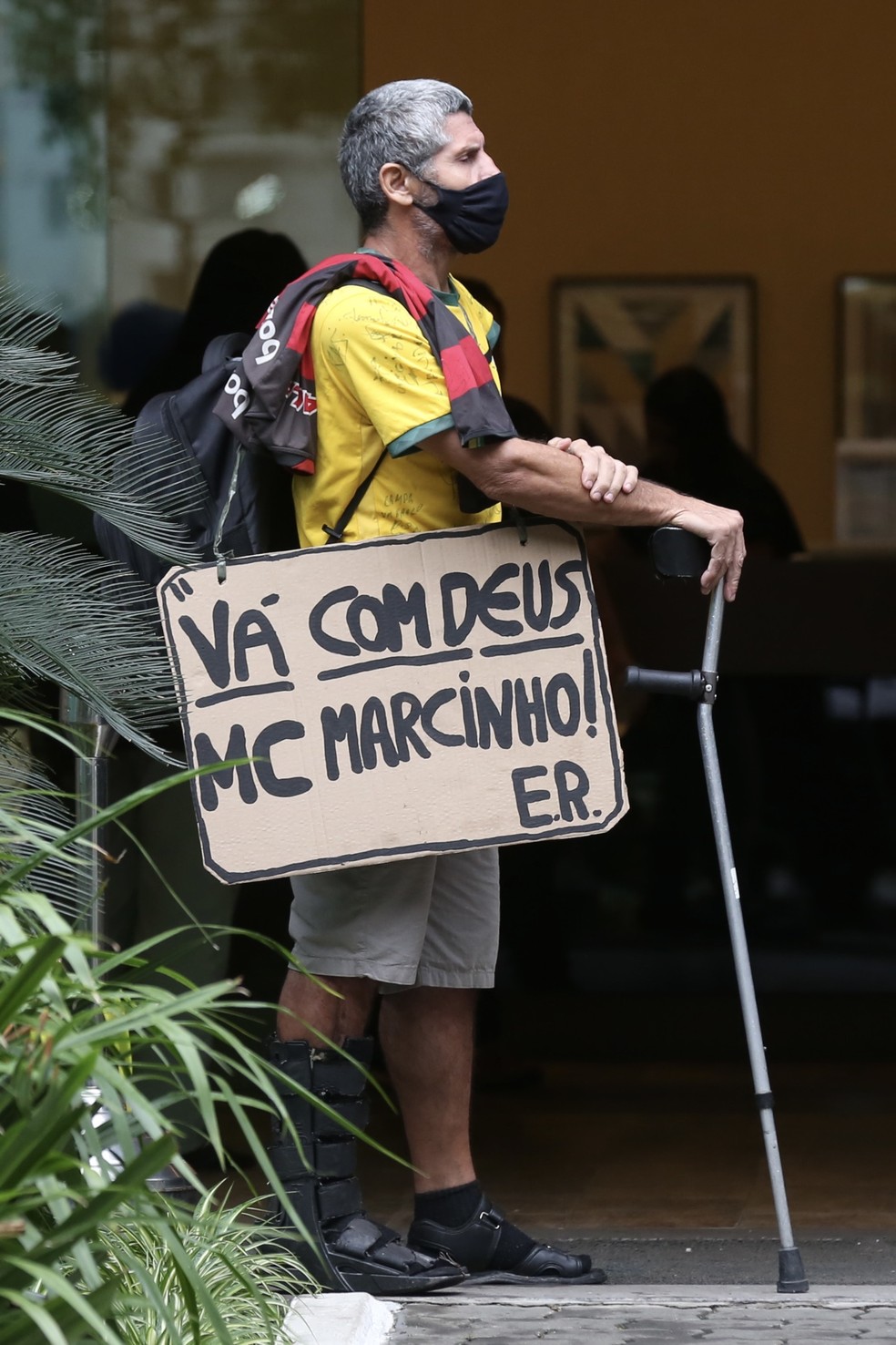 Familiares chegam para o vel&oacute;rio de Mc Marcinho &mdash; Foto: Roberto Filho / Brazil News