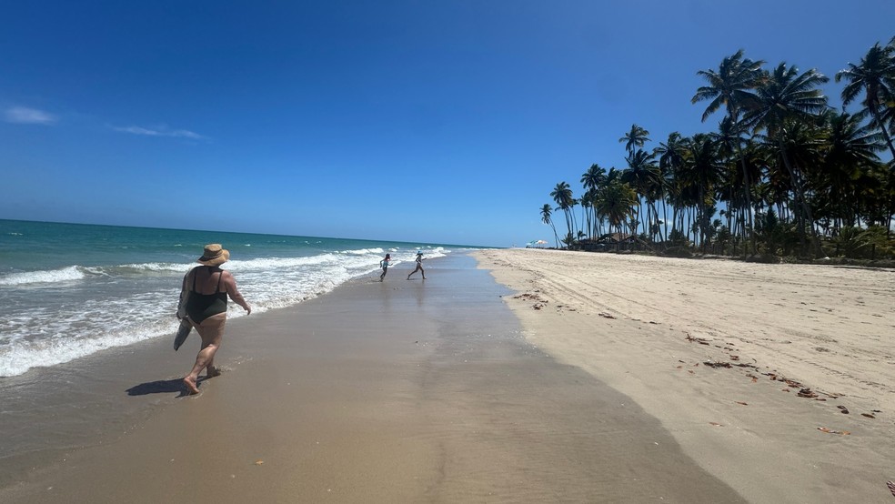 Débora Nascimento curte praia com a mãe e a filha — Foto: Reprodução/Instagram