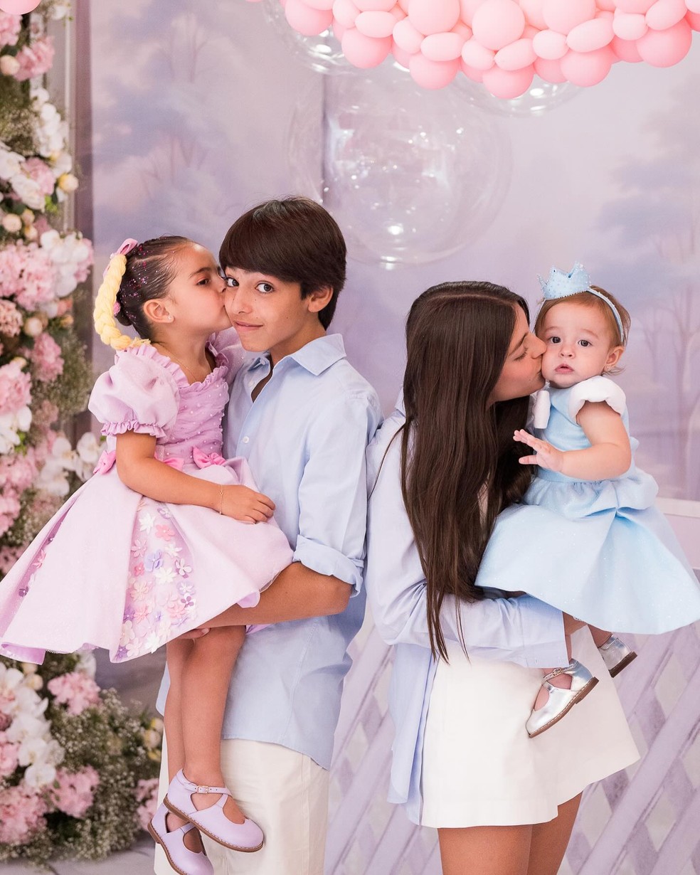 Kaká e Carol Dias celebram 1 ano da filha Sarah — Foto: Paula Zurc