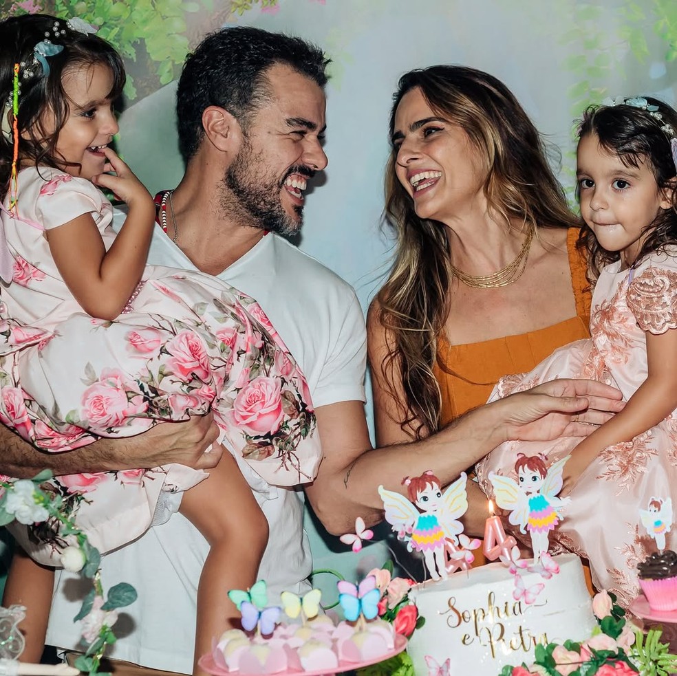 Marcella Fogaça e Joaquim Lopes com Sophia e Pietra — Foto: @fotografiathaisgalardi