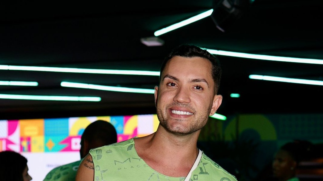 Hugo Gloss se diverte no Carnaval de Salvador e fala sobre próximos  trabalhos na TV