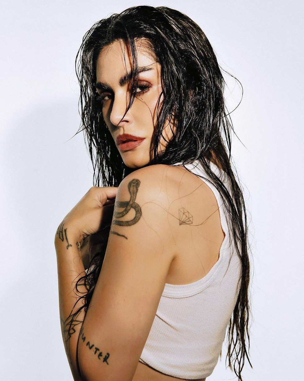 Cleo sensualiza em ensaio e recebe pedido de casamento de Giovanna Ewbank