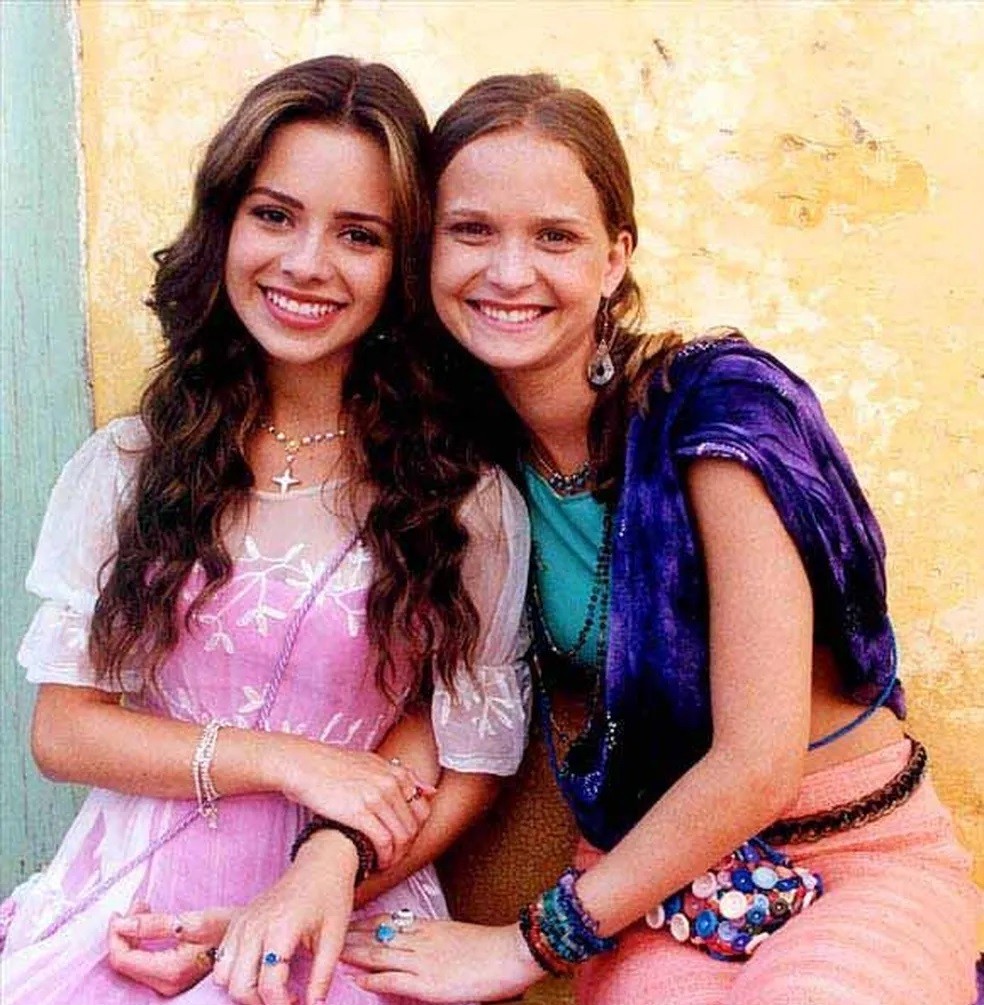 Ao lado de Sandy, Fernanda Rodrigues atuou na novela Estrela Guia (Globo, 2001), interpretando a personagem Sukhi Sukham — Foto: Divulgação/TV Globo