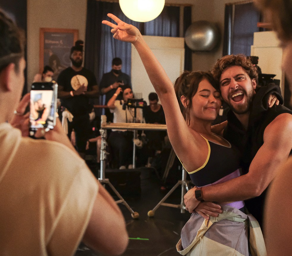 Eike Duarte e Juliana Velásquez em 'Uma Garota Comum' — Foto: Divulgação