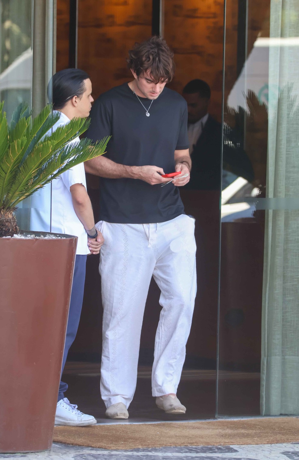 Conor Kennedy é fotografado ao sair de hotel — Foto: Daniel Delmiro/AgNews