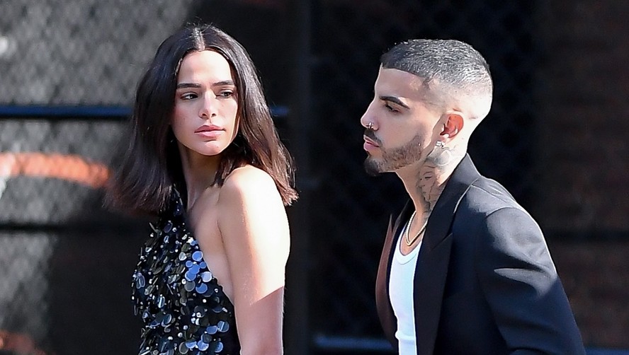 Bruna Marquezine grava comercial com Rauw Alejandro em Nova York