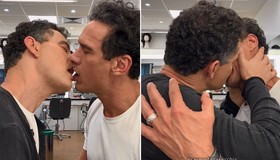 Carmo Dalla Vecchia troca beijão com colega de 'Amor Perfeito'