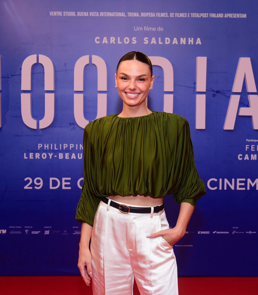 Isis Valverde e Marcus Buaiz trocam beijos na pré-estreia de '100 Dias', no Festival do Rio — Foto: Webert Belicio/AgNews