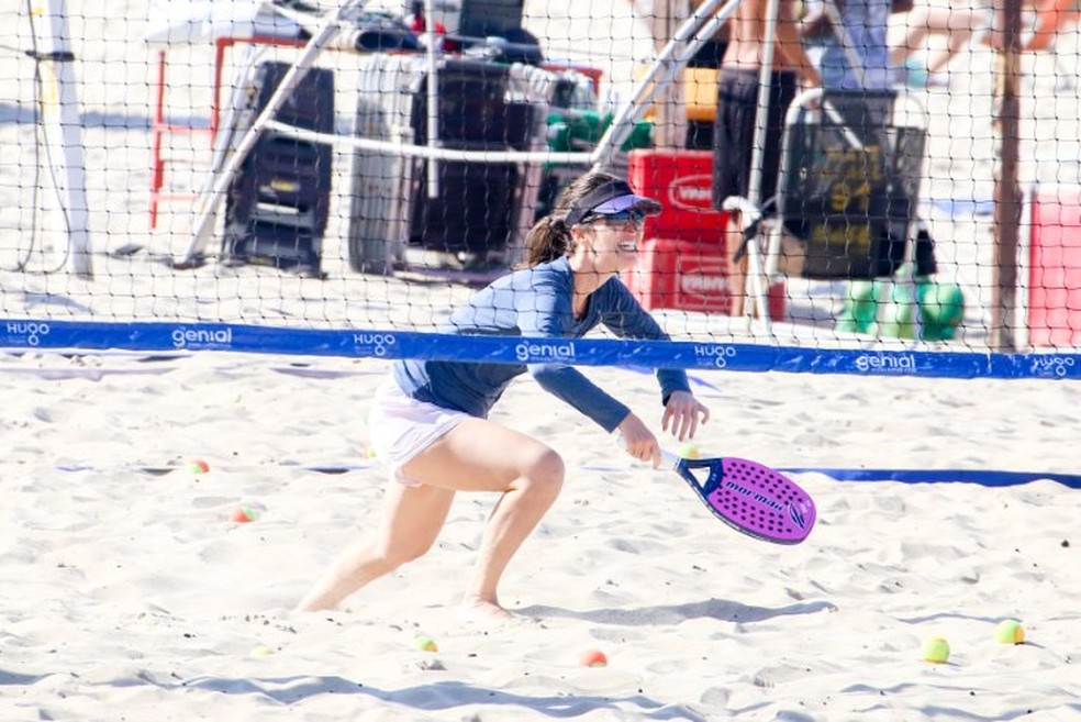 Nathalia Dill aproveita manh&atilde; de sol no Rio para se exercitar na praia &mdash; Foto: JC Pereira/ AGNEWS