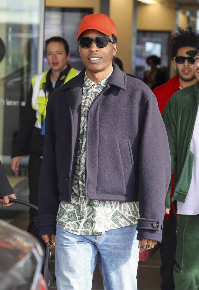 Grávida, Rihanna viaja com o filho e ASAP Rocky para Milão