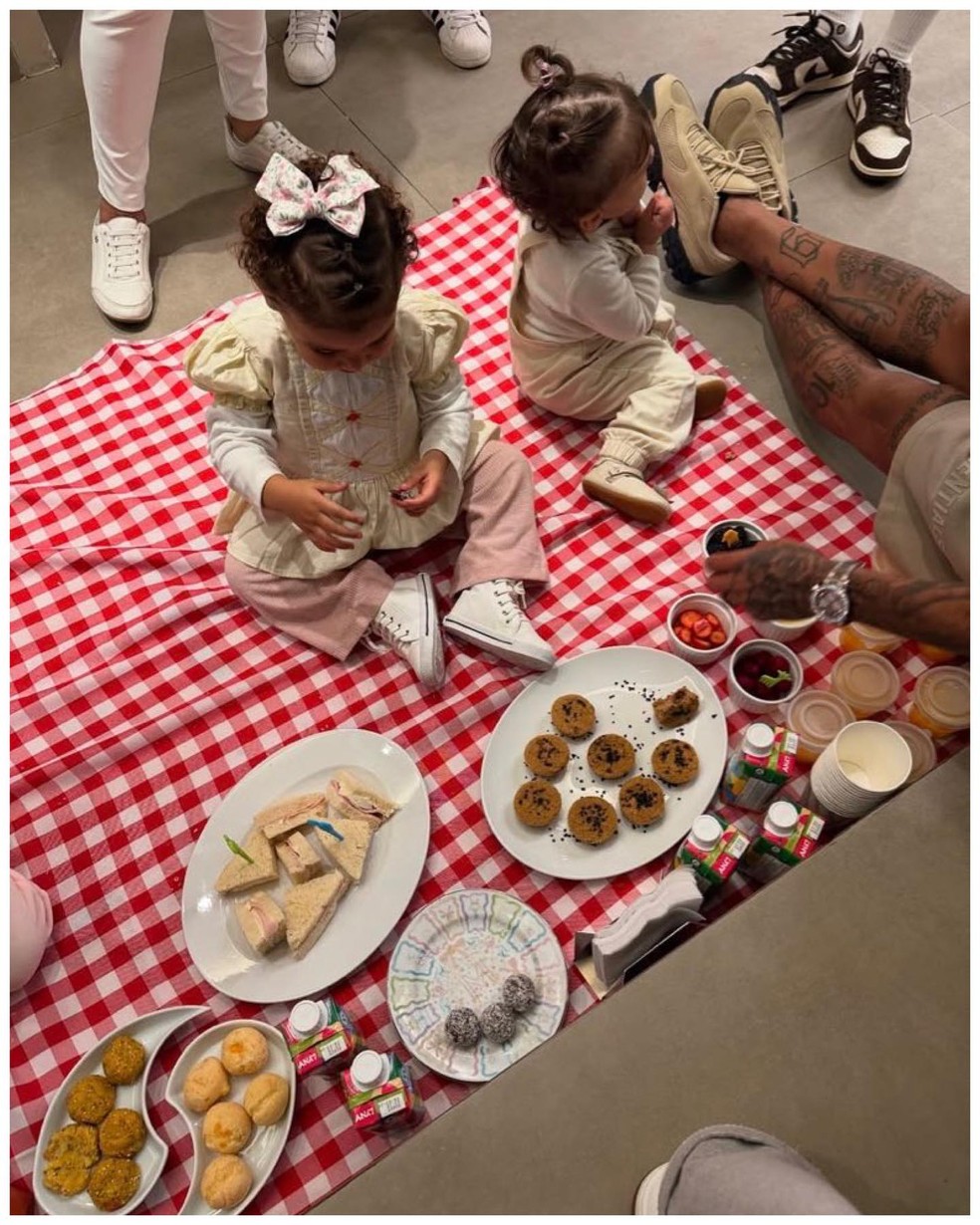 Mavie e Helena brincam com Neymar; foto foi deletada por Bruna Biancardi a pedido de Amanda Kimberlly — Foto: Reprodução | Instagram