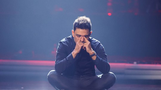 Zezé Di Camargo chora ao cantar 'É O Amor' em show solo; vídeo