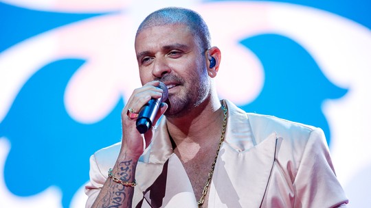 Diogo Nogueira relembra cabelo cacheado; veja outros visuais do cantor
