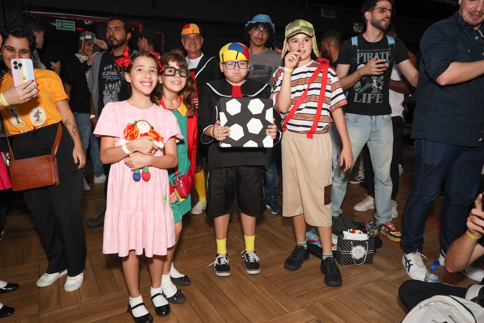 Pessoas vestidas como personagens de Chaves e Chapolin — Foto: Lucas Ramos/BrazilNews